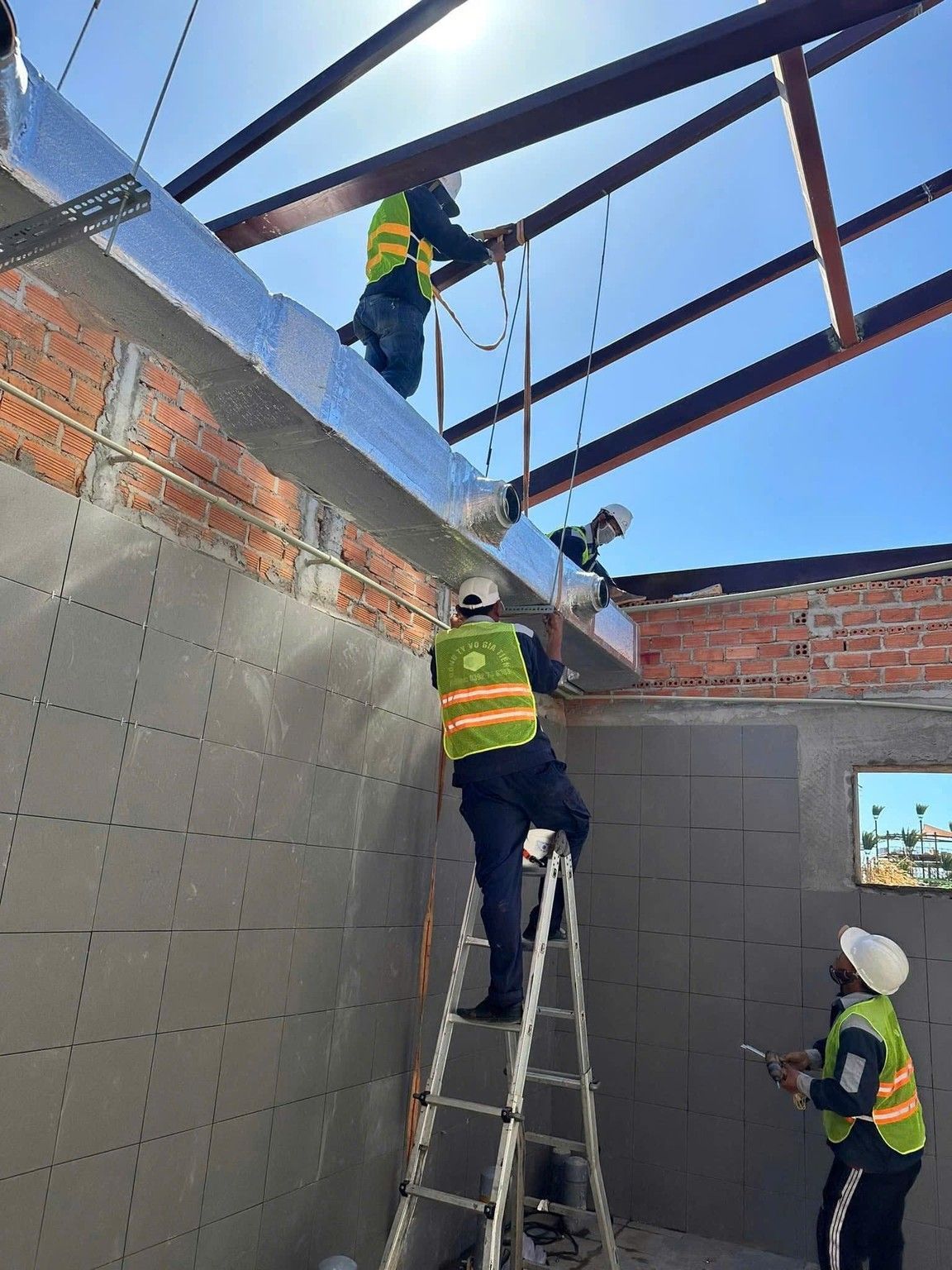 Thi công ống gió máy lạnh trên cao